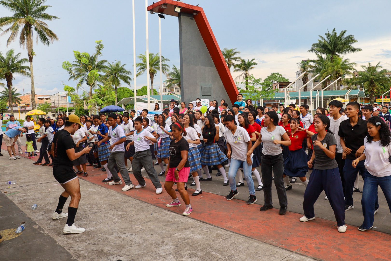 LORETO CELEBRÓ EL DÍA MUNDIAL DE LA SALUD MENTAL CON JORNADA ARTÍSTICA Y BAILETÓN EN LA PLAZA SARGENTO LORES